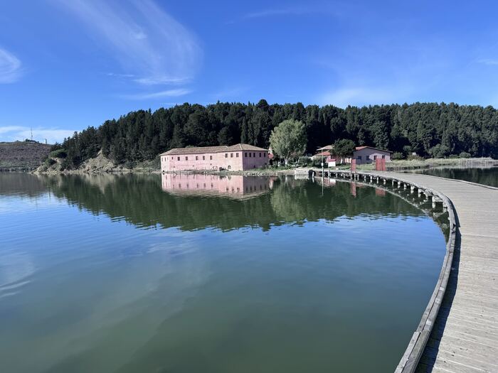 Wyspa Zvërnec i drewniany pomost nad spokojną taflą laguny Narta